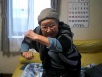 右ひじ 左ひじ 交互に見て　ほっこりお婆ちゃん